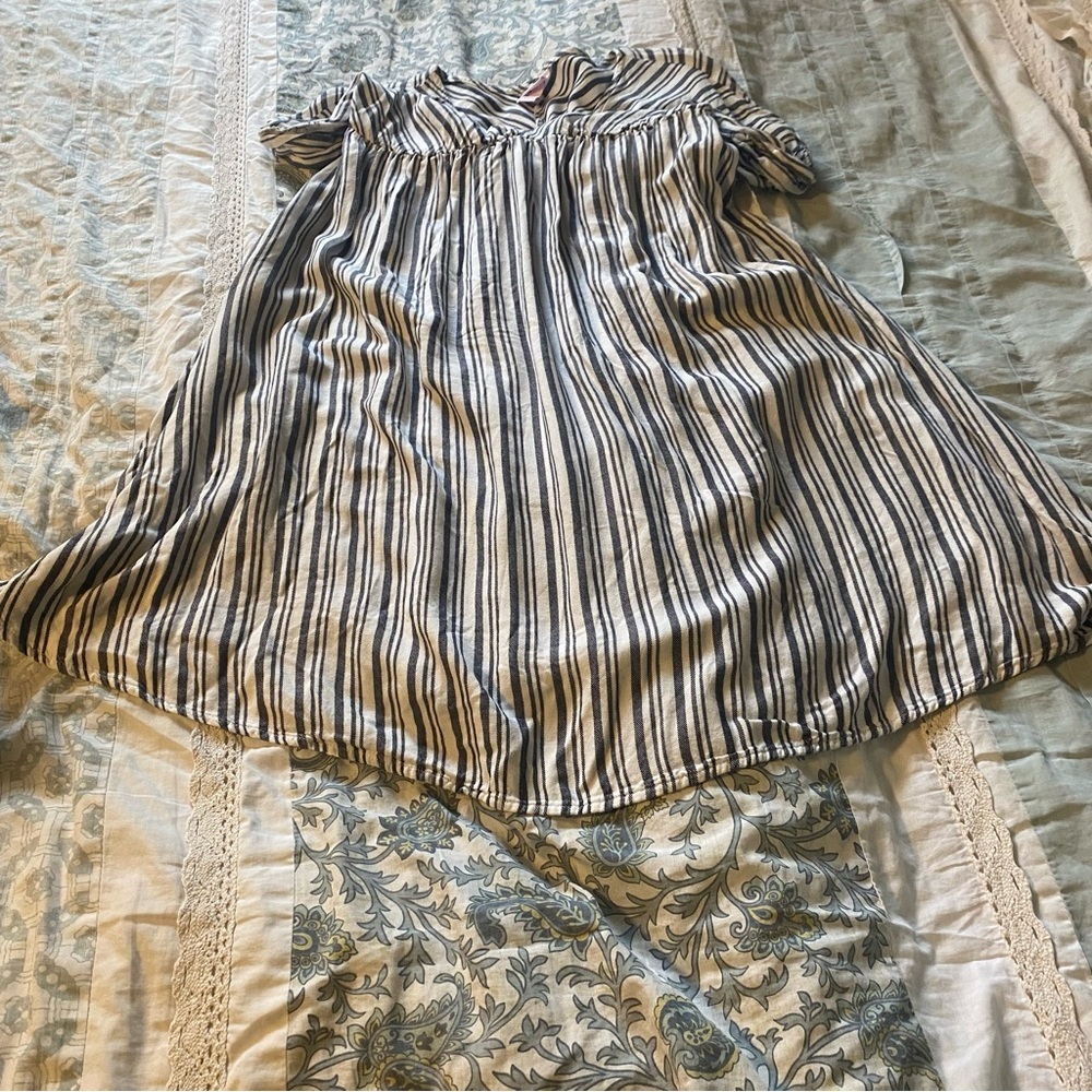 Isabel Maternity Gray and White Striped Short Sleeve Maternity Dress Size Medium - Picture 4 of 7